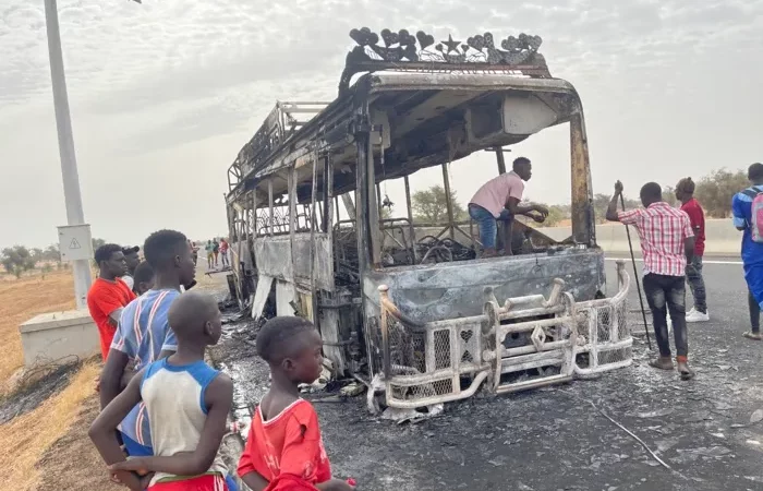 Dernière minute: Ila Touba / Un bus avec à bord 80 personnes prend feu et brûle complètement…