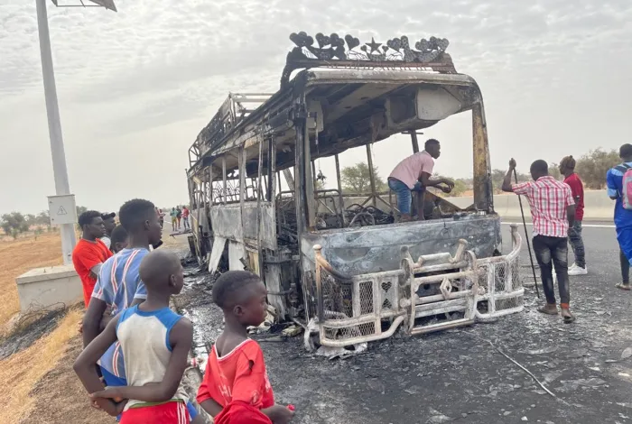 Dernière minute: Ila Touba / Un bus avec à bord 80 personnes prend feu et brûle complètement…