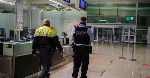 Arrestation De Cinq Passeurs Qui Faisaient Passer Des Migrants Pour Des Employés De L’aéroport De Barcelone