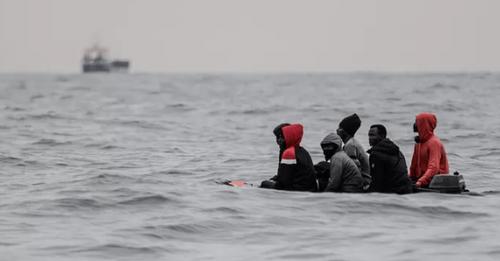 Insolites De Migrants (1/2) : Le Chauffeur Vend Le Camion De Son Patron Et Prend Une Pirogue Pour L’Espagne