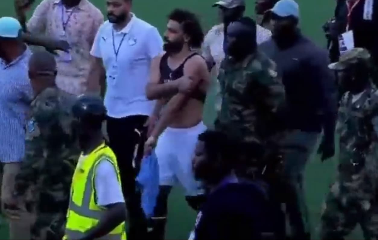 ÉGYPTE: VICTIME D’UNE TENTATIVE D’AGRESSION, MOHAMED SALAH A DÛ ÊTRE ESCORTÉ PAR DES MILITAIRES AU LIBERIA