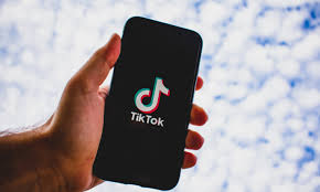 La mariée retrouve sur tik-tok ses vidéos pornographiques envoyées à son époux