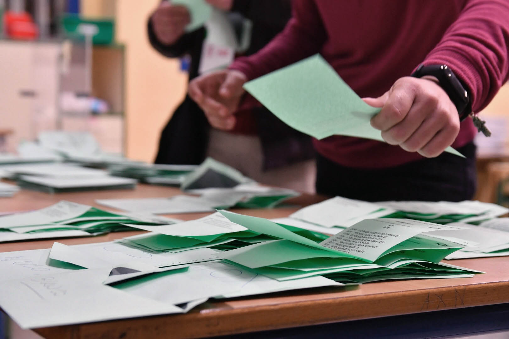 Résultats des législatives 2024 : le Nouveau Front populaire crée la surprise et arrive en tête du 2d tour, le RN échoue à la 3e place